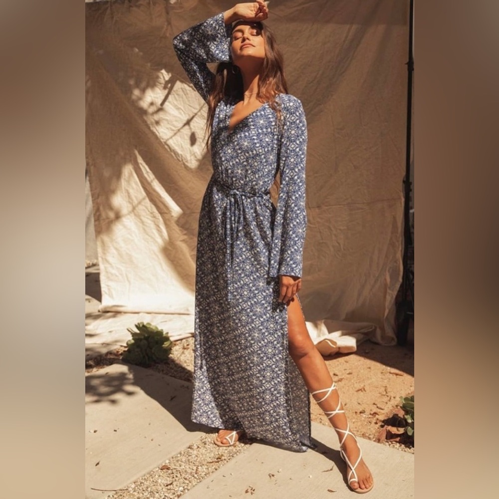 Lulu’s Long Sleeve Maxi Dress with Double Slit and Flared Sleeves and Belt Sz M